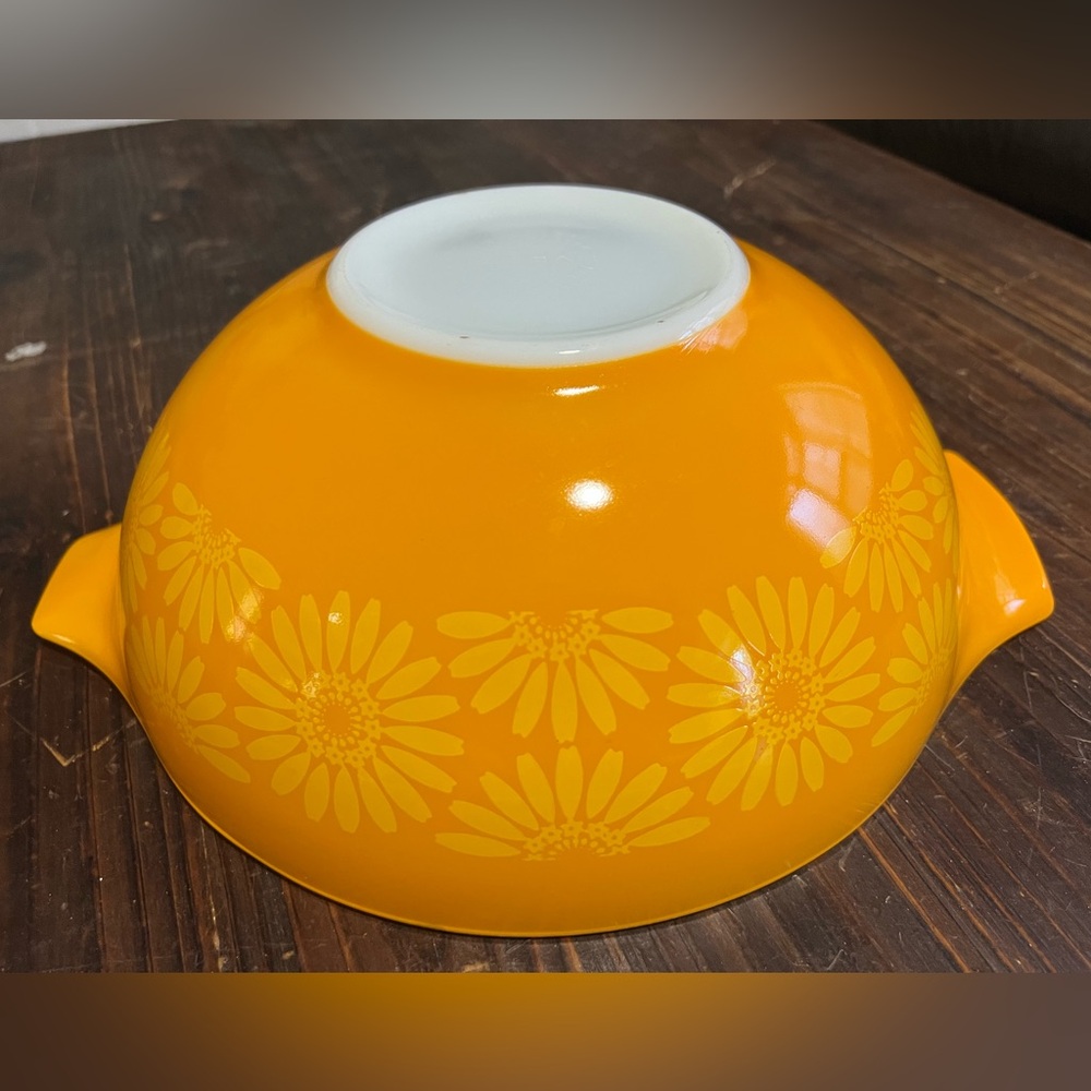 Vintage Pyrex 1968 Daisy Cinderella Mixing Bowl - 4 Quart